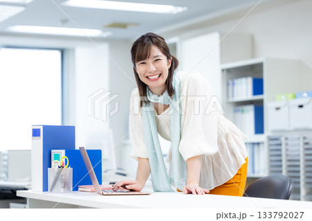 ビジネス　オフィスで働く女性 133792027
