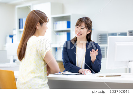 ビジネス　接客をする窓口の女性 133792042