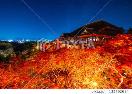 清水寺の舞台と紅葉のライトアップ 清水寺の舞台と紅葉のライトアップ 133792654