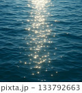 水面に反射する太陽 133792663