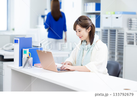 ビジネス パソコンで仕事する女性 ビジネス パソコンで仕事する女性 133792679