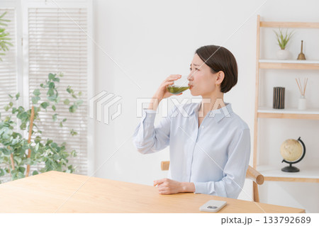 苦い青汁を飲む女性 133792689