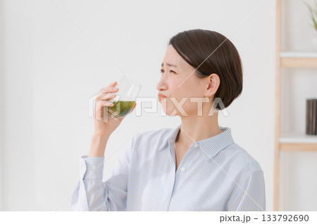 苦い青汁を飲む女性 苦い青汁を飲む女性 133792690