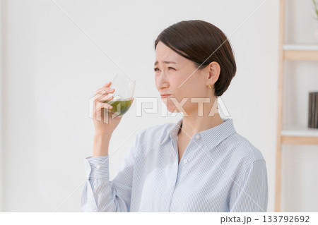 苦い青汁を飲む女性 苦い青汁を飲む女性 133792692