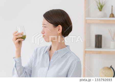苦い青汁を飲む女性 133792693