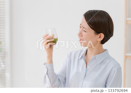 苦い青汁を飲む女性 133792694