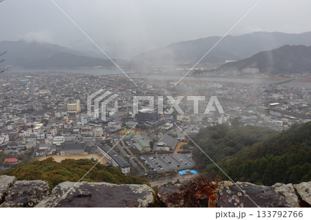 雨季の佐伯城本丸跡の山頂から眺めた佐伯市街地と番匠川（大分県佐伯市） 133792766