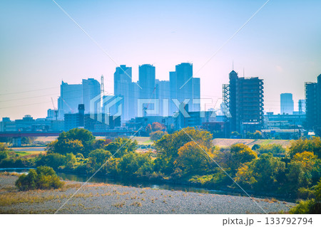 日本の東京都市景観 師走。多摩川や霞む武蔵小杉駅前のタワーマンション群、航空機などを望む＝1日 133792794