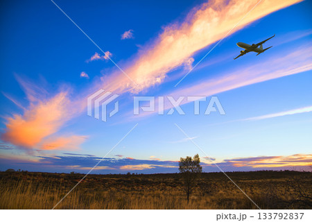 荒野に伸びる夕焼け雲と飛行機合成 荒野に伸びる夕焼け雲と飛行機合成 133792837