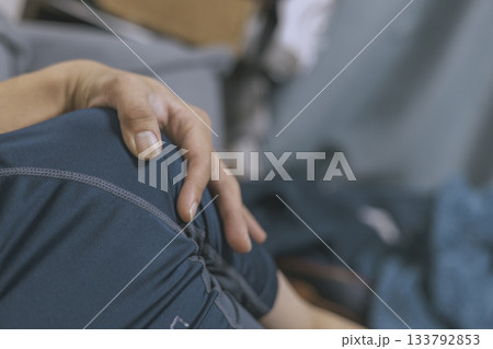 肩にそっと手を添える寄り添う 133792853