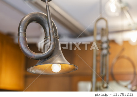 ホルンをモチーフにした照明インテリアのディスプレイ 133793212