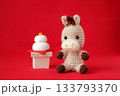 鏡餅の横におすわりした午のあみぐるみ 133793370