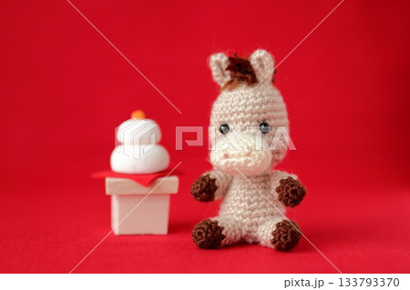 鏡餅の横におすわりした午のあみぐるみ 133793370