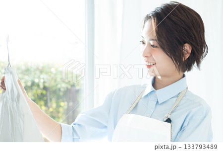 洗濯物を干す若い女性 洗濯物を干す若い女性 133793489