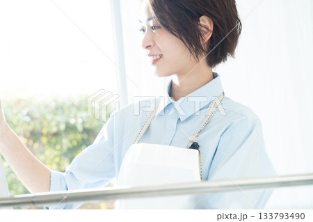 洗濯物を干す若い女性 洗濯物を干す若い女性 133793490