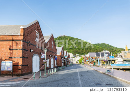 北海道函館市 人気の観光名所 金森赤レンガ倉庫と函館山 北海道函館市 人気の観光名所 金森赤レンガ倉庫と函館山 133793510