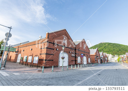 北海道函館市 人気の観光名所 金森赤レンガ倉庫と函館山 北海道函館市 人気の観光名所 金森赤レンガ倉庫と函館山 133793511