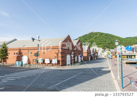 北海道函館市　人気の観光名所　金森赤レンガ倉庫と函館山 133793527