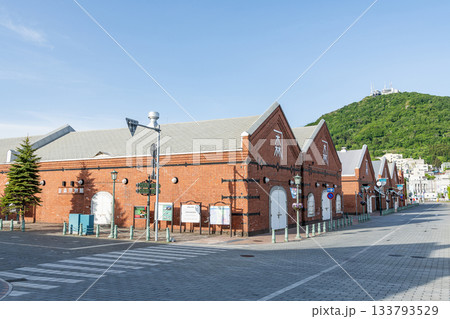 北海道函館市　人気の観光名所　金森赤レンガ倉庫と函館山 133793529