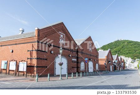 北海道函館市 人気の観光名所 金森赤レンガ倉庫と函館山 北海道函館市 人気の観光名所 金森赤レンガ倉庫と函館山 133793530