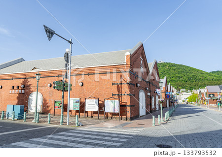 北海道函館市 人気の観光名所 金森赤レンガ倉庫と函館山 北海道函館市 人気の観光名所 金森赤レンガ倉庫と函館山 133793532