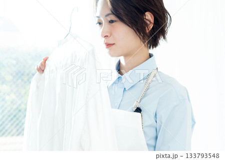 洗濯物を干す若い女性 133793548