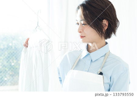 洗濯物を干す若い女性 133793550