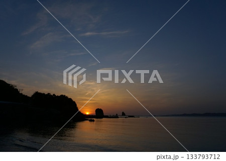 岩陰に隠れる夕日 岩陰に隠れる夕日 133793712