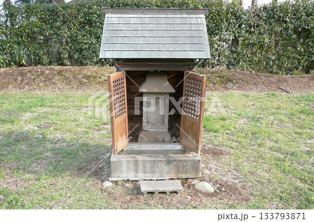 埼玉県:川崎平右衛門陣屋跡/観音開きの扉が開いている社と石祠/鶴ヶ島市高倉 埼玉県:川崎平右衛門陣屋跡/観音開きの扉が開いている社と石祠/鶴ヶ島市高倉 133793871
