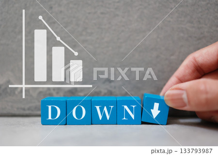 下落トレンドとDOWNブロックの暗い見通しのイメージ。 下落トレンドとDOWNブロックの暗い見通しのイメージ。 133793987