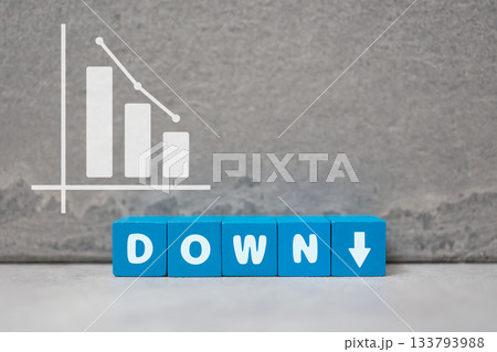下落トレンドとDOWNブロックの暗い見通しのイメージ。 133793988