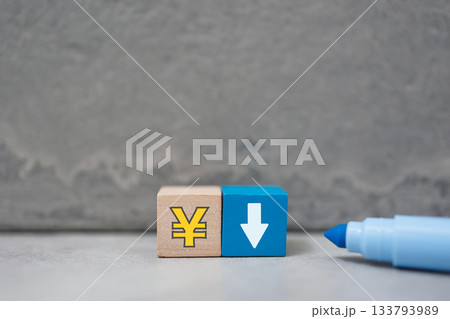円安や金融下落のイメージ。日本円と下向き矢印の積み木。 133793989