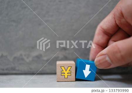 円安や金融下落のイメージ。日本円と下向き矢印の積み木。 133793990