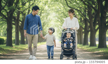 新緑の並木道を歩く4人家族 133794005