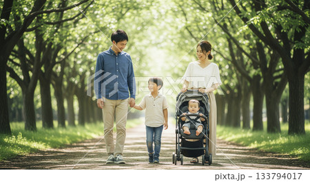 新緑の並木道を歩く4人家族 133794017