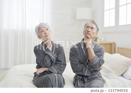 寝室で考えるシニア夫婦 133794058