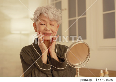シニア女性　夜のフェイシャルケア 133794080