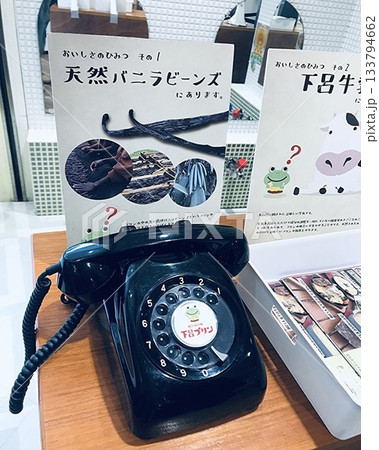レトロな黒電話機 133794662