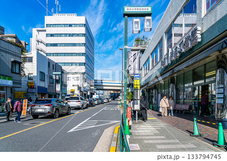 【東京都】たくさんの店が並ぶ駒沢大学駅前 133794745