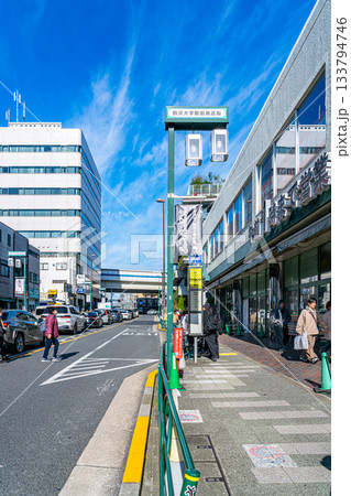 【東京都】たくさんの店が並ぶ駒沢大学駅前 133794746