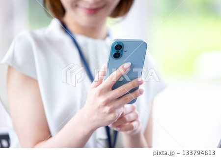 ビジネス　スマホを見ている女性の手元 133794813