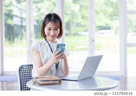 ビジネス　スマホを見ている女性 133794814