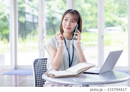 ビジネス　スマホ　電話をしている女性 133794817