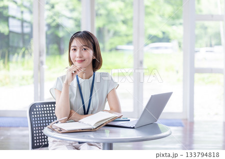 ビジネス　仕事をしている女性 133794818