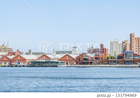 北海道函館市　人気の観光名所　金森赤レンガ倉庫（遠景） 133794969