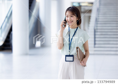 ビジネス スマホ 電話をしている女性 ビジネス スマホ 電話をしている女性 133794989