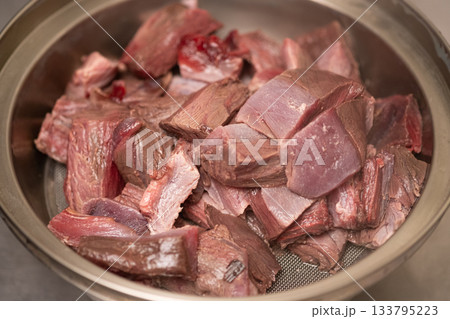 メバチマグロを下処理してお湯で洗っているところ メバチマグロを下処理してお湯で洗っているところ 133795223