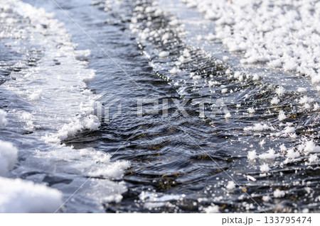 北海道むかわ町、薄氷が張った鵡川【12月】 北海道むかわ町、薄氷が張った鵡川【12月】 133795474
