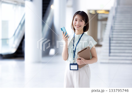 ビジネス スマホを持っている女性 ビジネス スマホを持っている女性 133795746