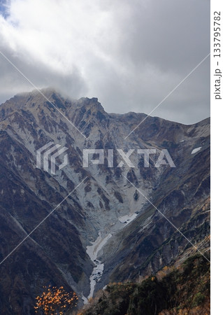 雲に覆われた杓子岳と白馬大雪渓 133795782